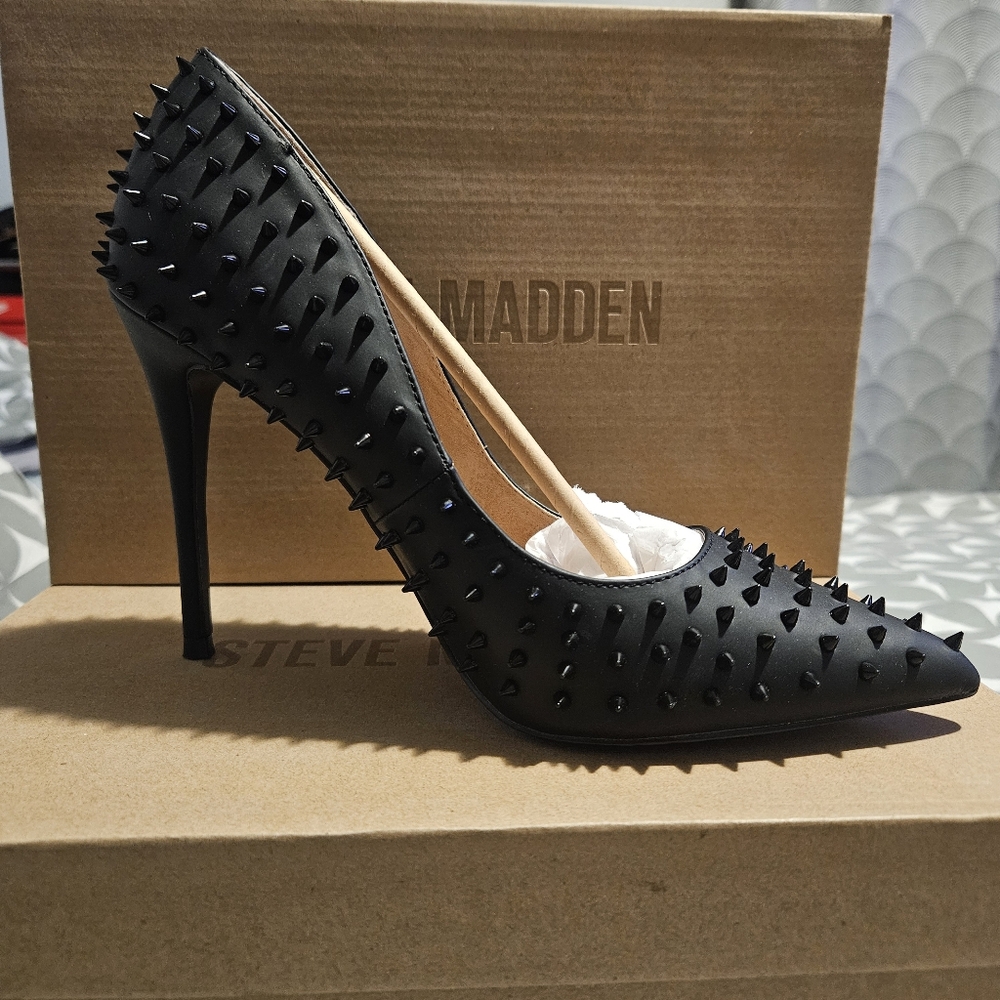 Shoe - Picture 3 of 4